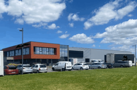 Logistics/industrial building with overhead crane